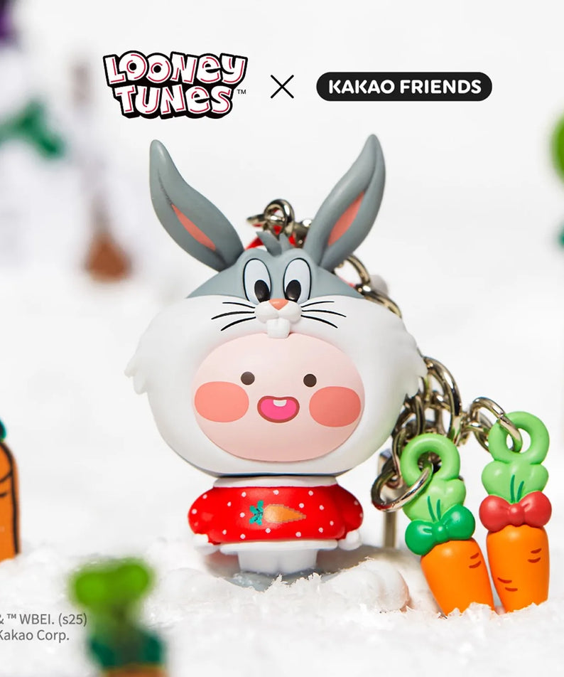 KAKAO FRIENDS  Looney Tunes X Friends Carrot Bugs Bunny Figure Keychain Little Apeach : porte-clés décoratif sur fond blanc