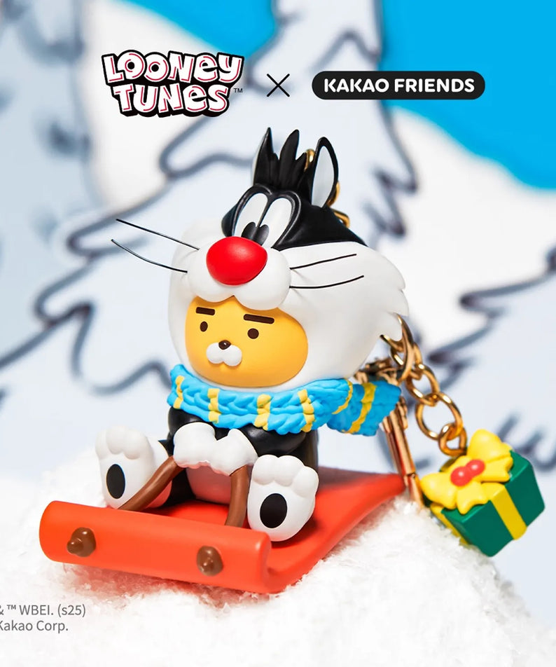 KAKAO FRIENDS  Looney Tunes X Friends Sleigh Sylvester Figure Keychain Little Ryan, keychain sur traîneau enneigé