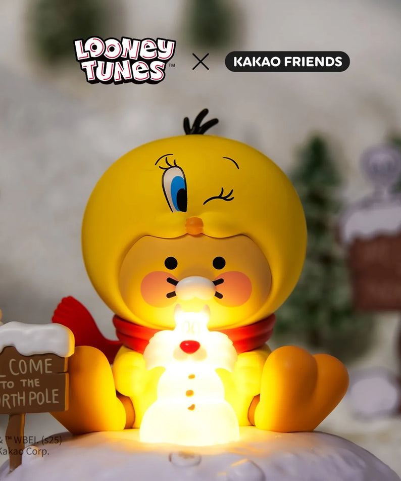 Décris l'image en français : KAKAO FRIENDS  Looney Tunes X Friends Tweety Lighting Figure Baby Chunsik, figurine lumineuse sur décor.