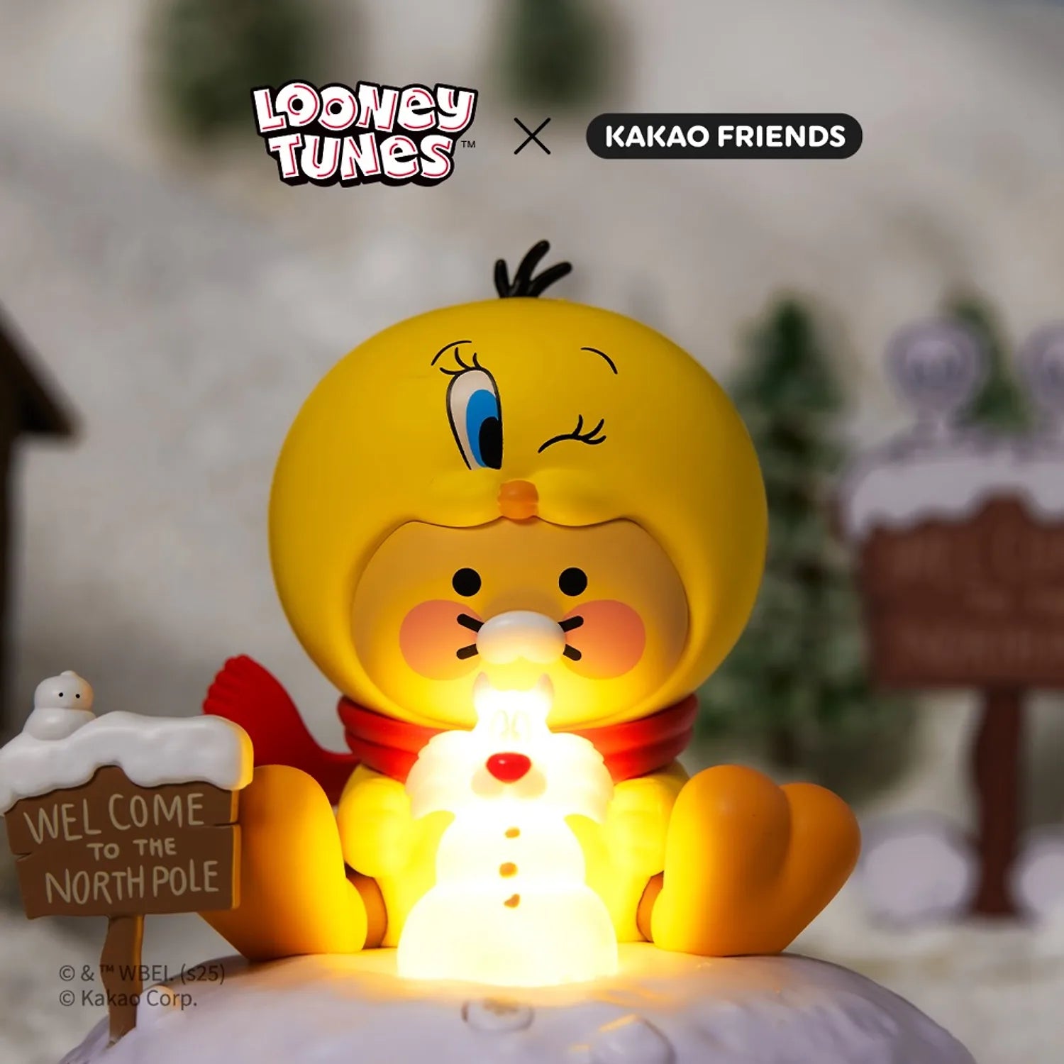 Décris l'image en français : KAKAO FRIENDS  Looney Tunes X Friends Tweety Lighting Figure Baby Chunsik, figurine lumineuse sur décor.