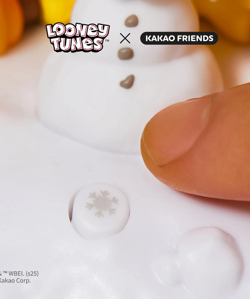 KAKAO FRIENDS  Looney Tunes X Friends Tweety Lighting Figure Baby Chunsik, figurine lumineuse sur fond clair, gros plan.