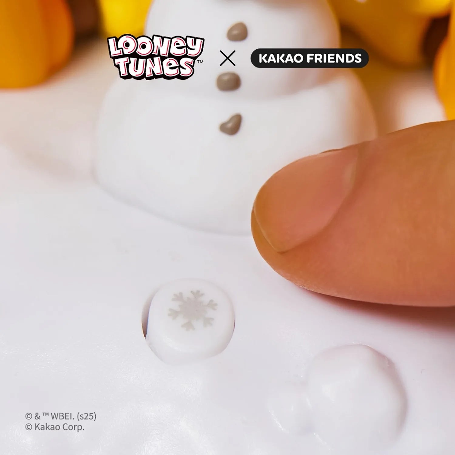 KAKAO FRIENDS  Looney Tunes X Friends Tweety Lighting Figure Baby Chunsik, figurine lumineuse sur fond clair, gros plan.