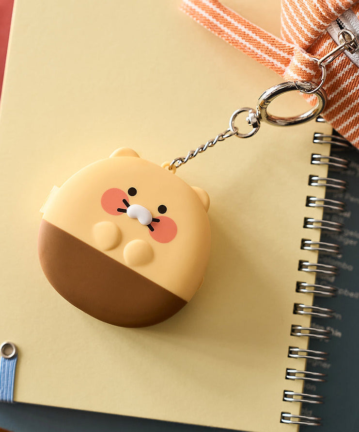KAKAO FRIENDS Medicine bottle keychain : mini porte-clés en forme de flacon, sur carnet, marque KAKAO FRIENDS en contexte visuel.