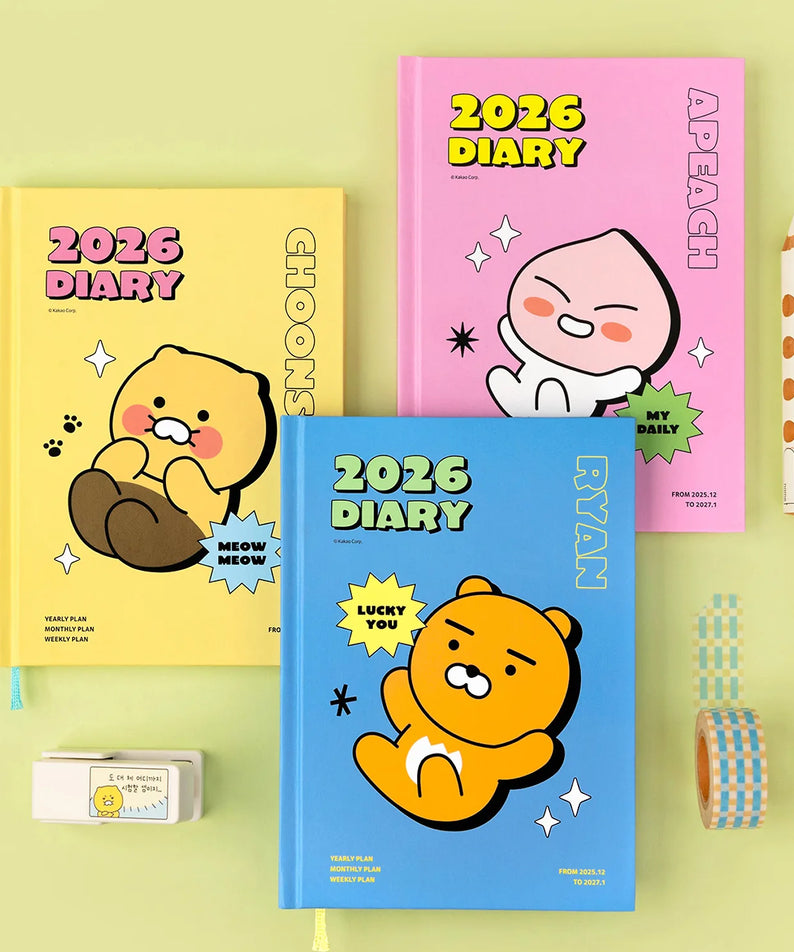 KAKAO FRIENDS Planner 2026 : 3 agendas avec KAKAO FRIENDS, décor jaune/rose, stylos et notes en arrière-plan.