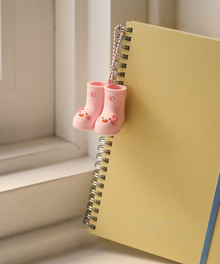 KAKAO FRIENDS Rain Boots Keychain, figurine bottes de pluie roses, pendentif sur un carnet, intérieur.
