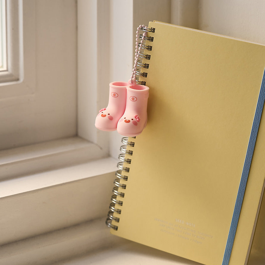 KAKAO FRIENDS Rain Boots Keychain, figurine bottes de pluie roses, pendentif sur un carnet, intérieur.