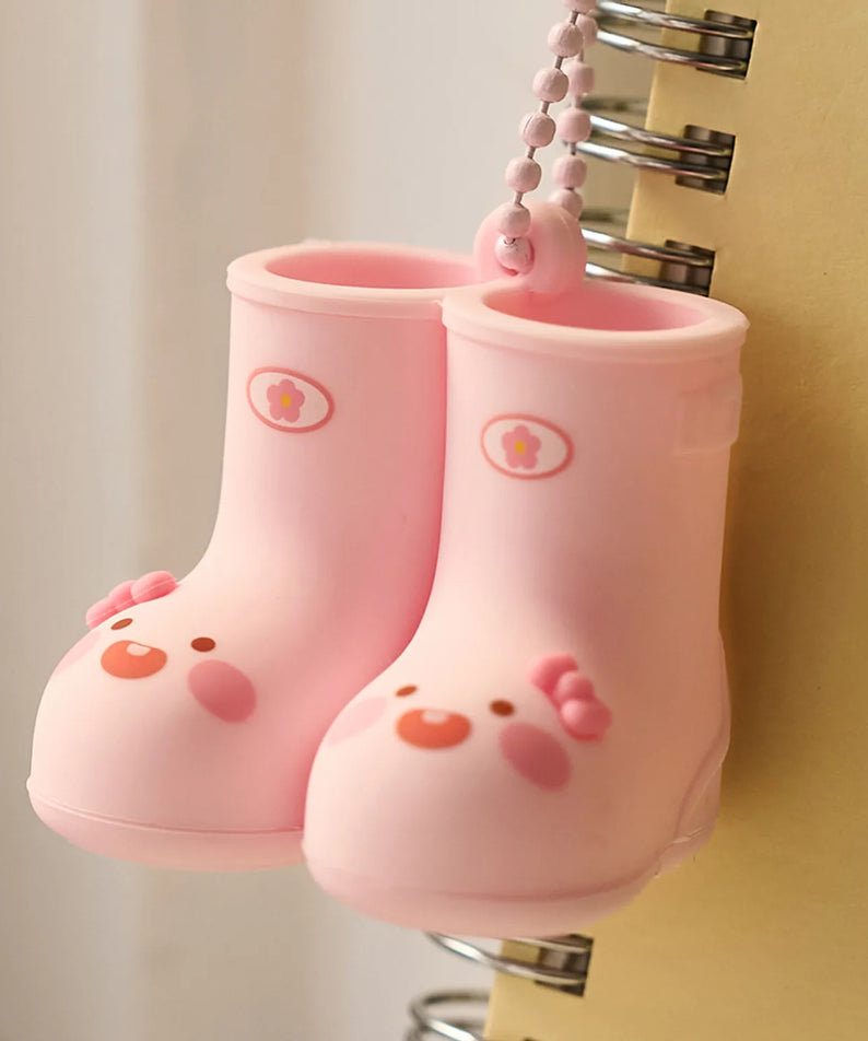 KAKAO FRIENDS Rain Boots Keychain, mini bottes pluie roses suspendues sur un porte-clés, style mignon en photo