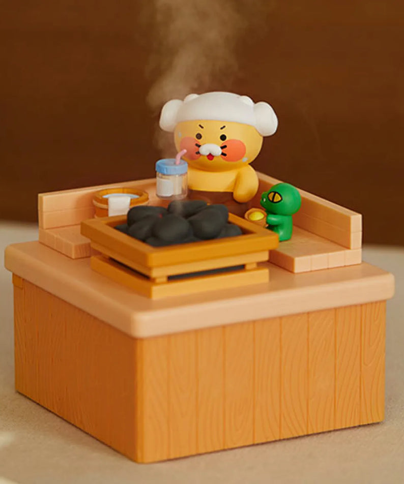 KAKAO FRIENDS  Sauna Humidifier Chunshik, humidificateur décoratif sur un comptoir bois, ambiance sauna avec personnages