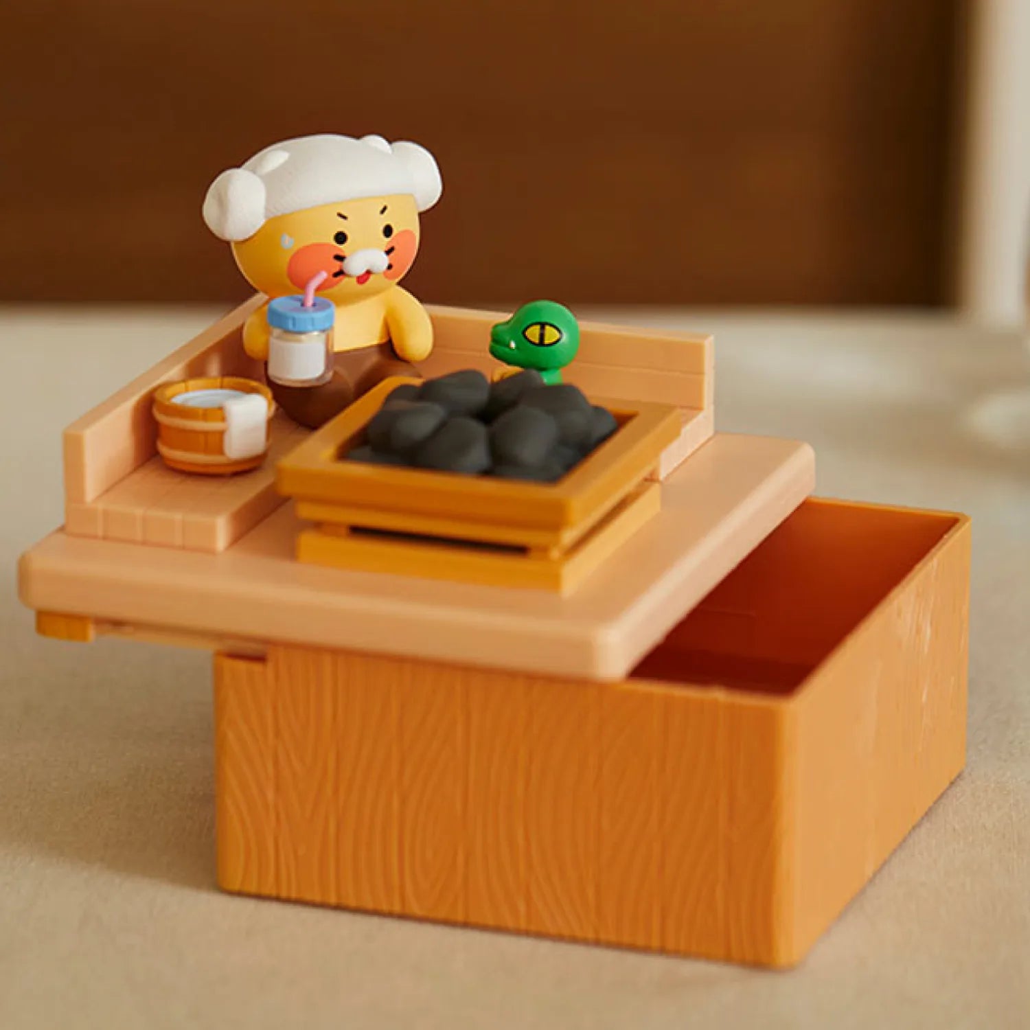 KAKAO FRIENDS  Sauna Humidifier Chunshik : humidificateur de sauna décoré, scène bois avec personnages mignons.