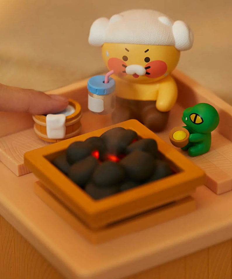 KAKAO FRIENDS  Sauna Humidifier Chunshik : humidificateur design dans un sauna, avec personnages et fumée visible, ambiance chaleureuse