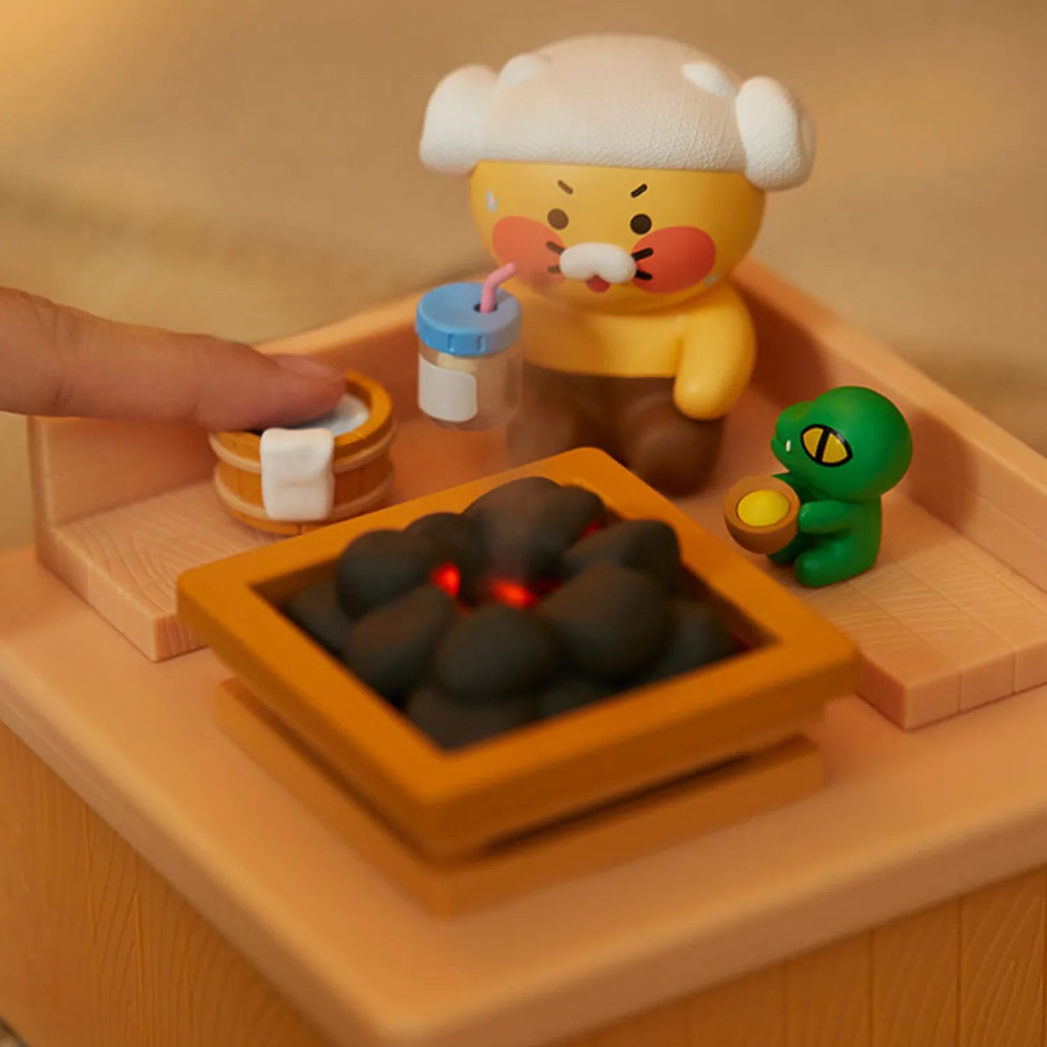 KAKAO FRIENDS  Sauna Humidifier Chunshik : humidificateur design dans un sauna, avec personnages et fumée visible, ambiance chaleureuse