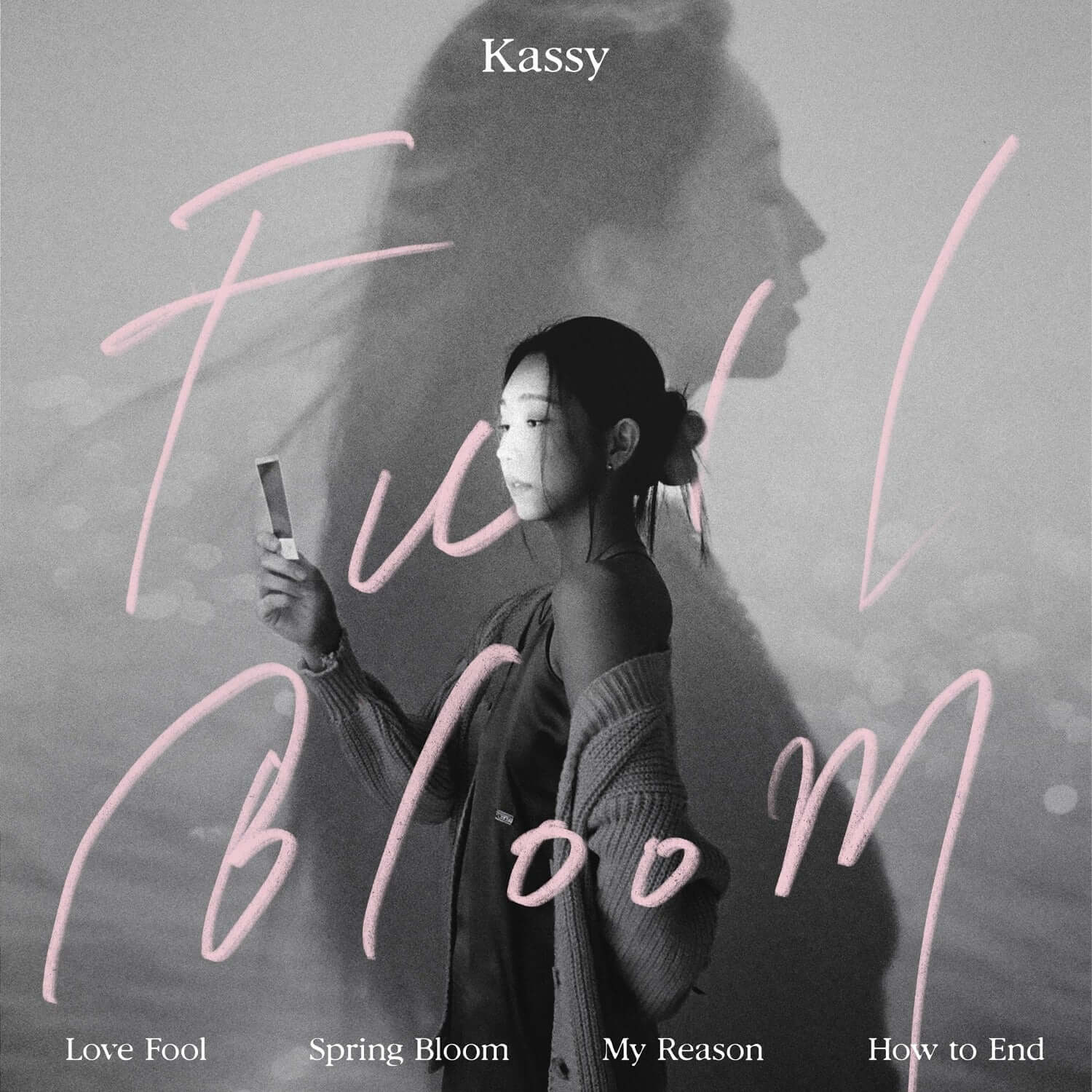 KASSY - 6th Album [Full Bloom] - Album Kpop : visuel monochrome avec la chanteuse, dédicaces roses, concept Spring Bloom