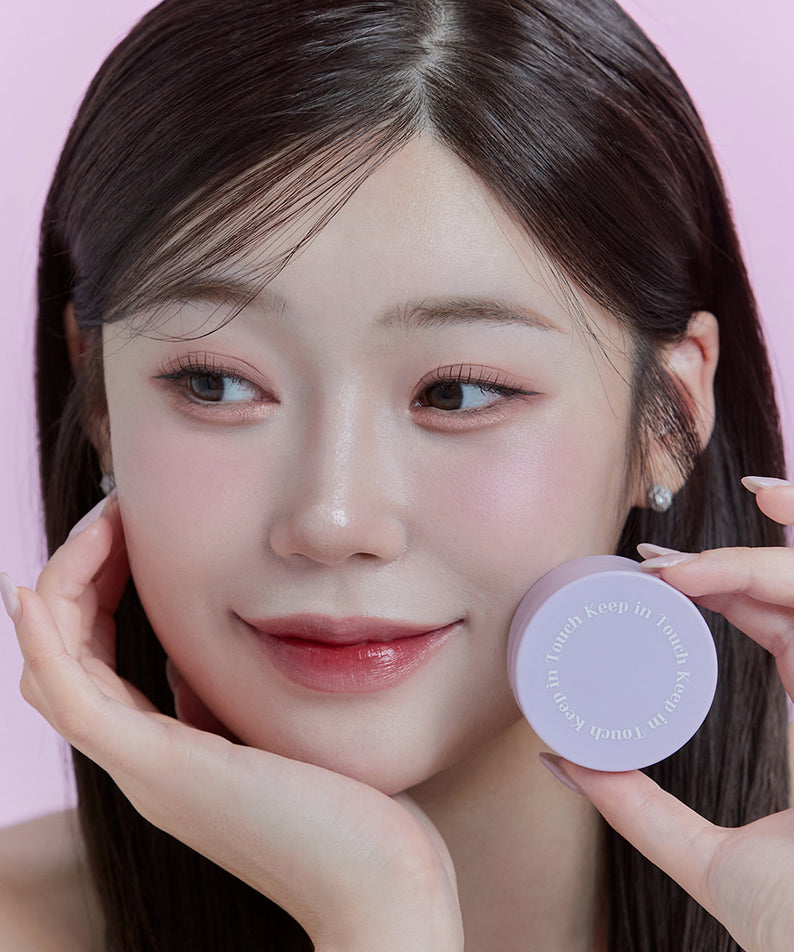 Femme souriant avec KEEP IN TOUCH Mini Pore Eraser Powder, parfait pour une peau lisse et sans pores. Produits de beauté innovants.