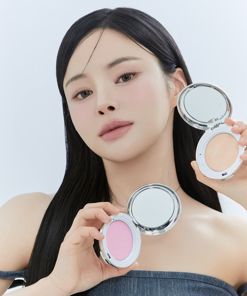 KEEP IN TOUCH Soft Cloud Blur Powder Pact, maquillage en poudre, femme tenant la compacte, fond clair, visage naturel
