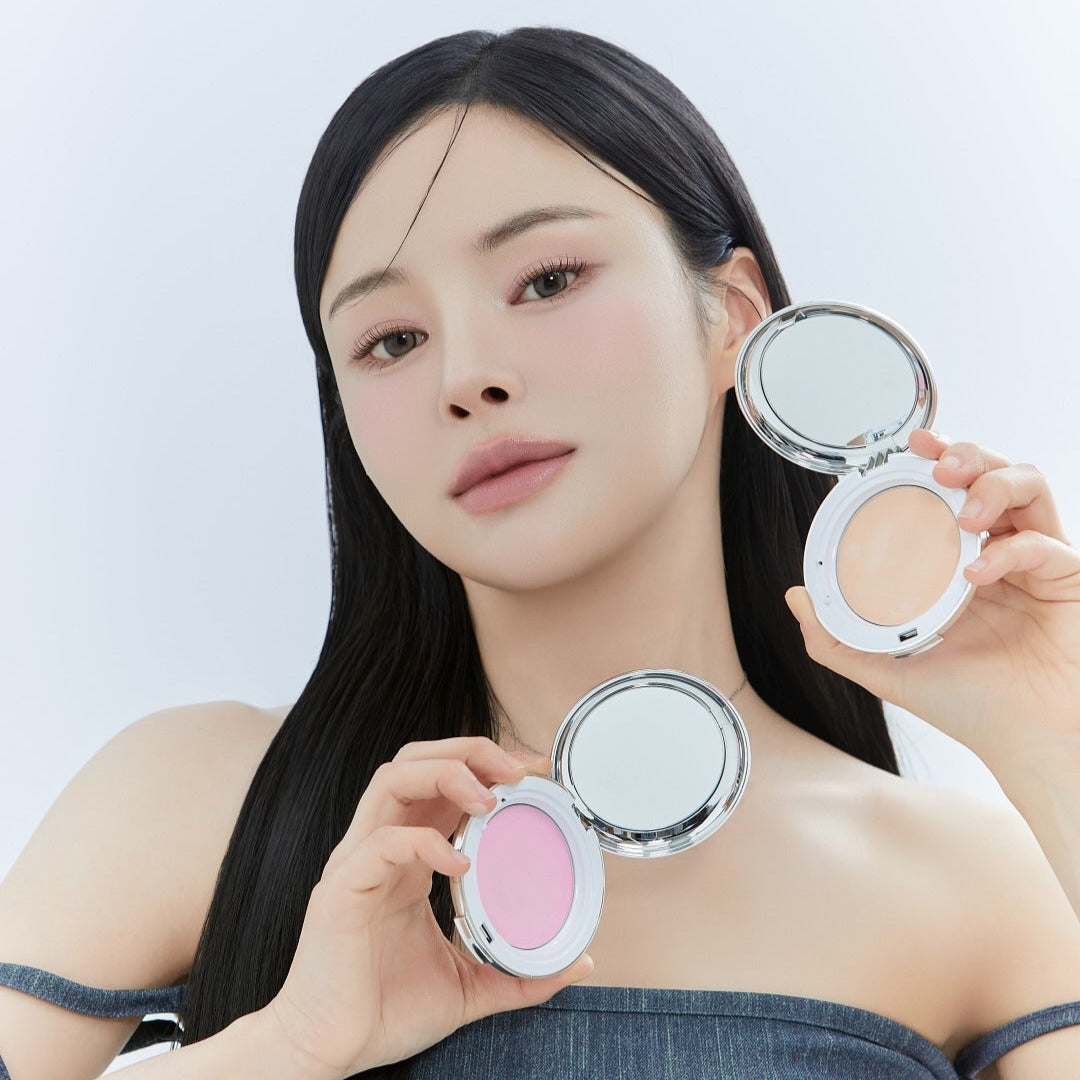 KEEP IN TOUCH Soft Cloud Blur Powder Pact, maquillage en poudre, femme tenant la compacte, fond clair, visage naturel