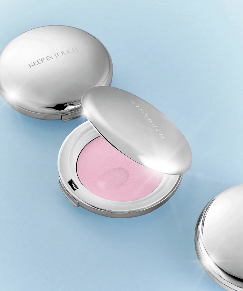 KEEP IN TOUCH Soft Cloud Blur Powder Pact de la marque KEEP IN TOUCH, poudrier et éponge sur fond bleu pastel.