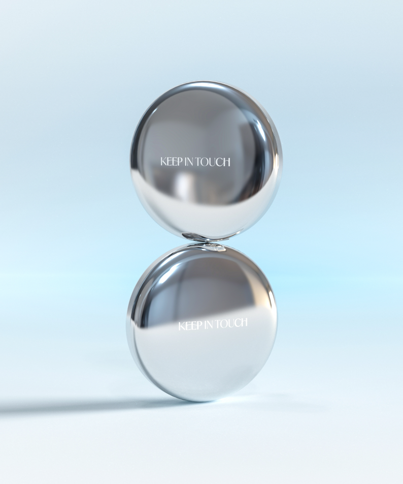 KEEP IN TOUCH Soft Cloud Blur Powder Pact, packaging miroir sur fond bleu clair, rendu maquillage doux en studio.