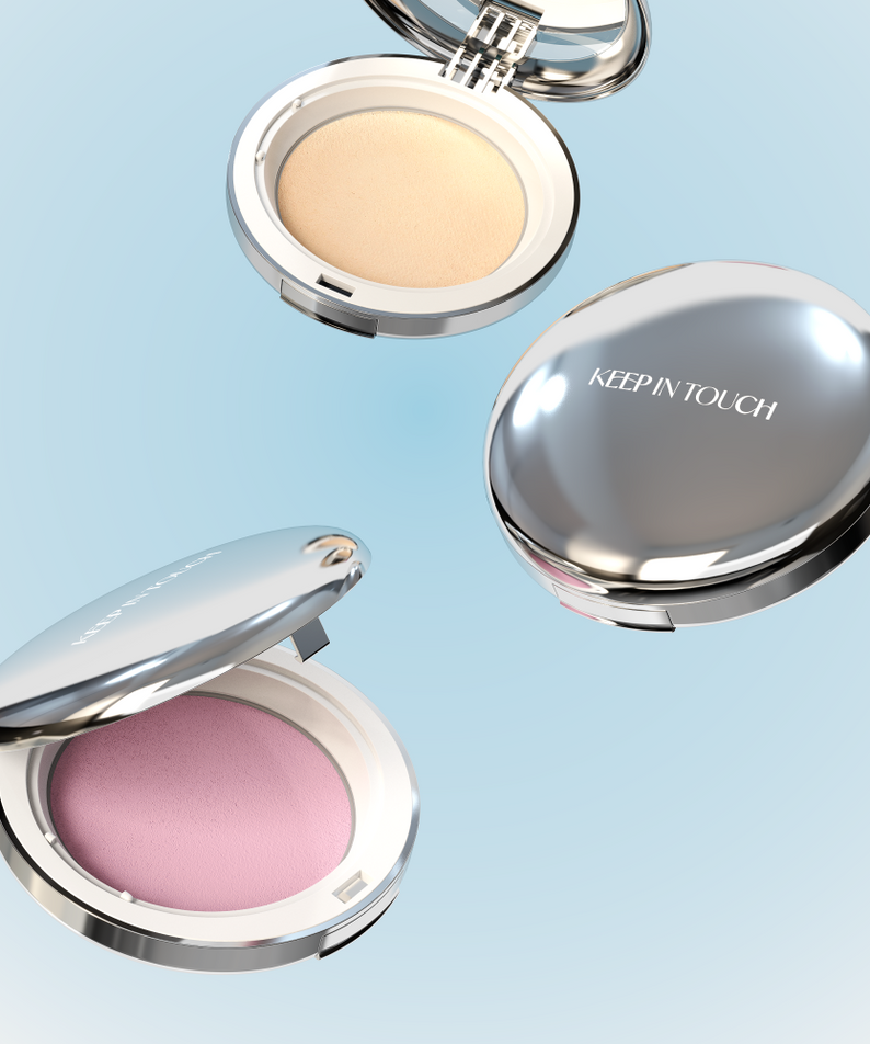 KEEP IN TOUCH Soft Cloud Blur Powder Pact, compact maquillage cosmétique argenté sur fond bleu clair, gros plan du produit.