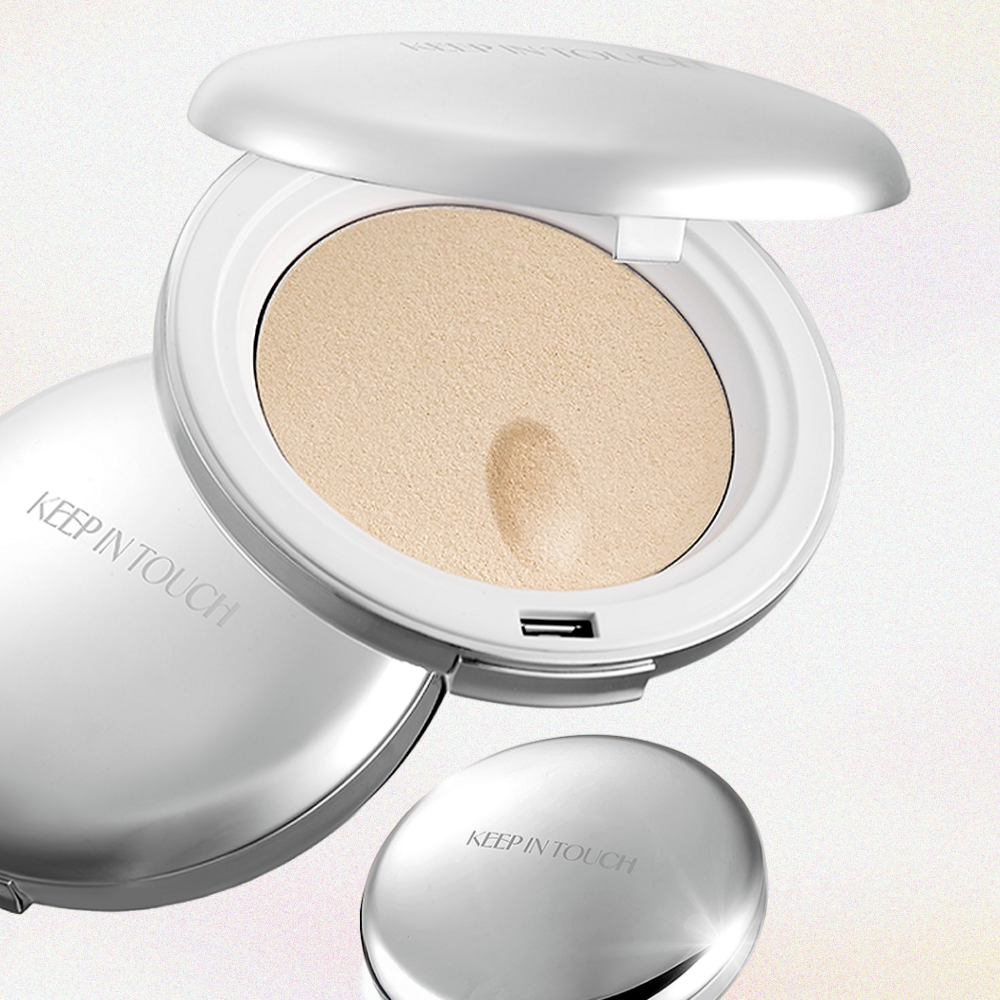 KEEP IN TOUCH Sot Cloud Blur Powder Pact, poudrerie compacte sur fond clair, visuel beauté marque KEEP IN TOUCH
