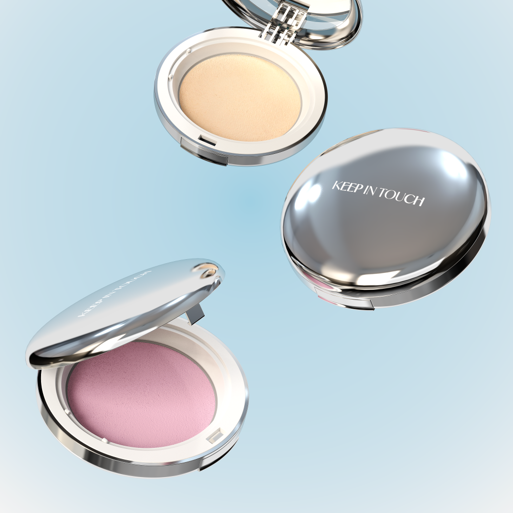 KEEP IN TOUCH Sot Cloud Blur Powder Pact, compact maquillage : poudre floue, coffret argenté sur fond bleu clair.