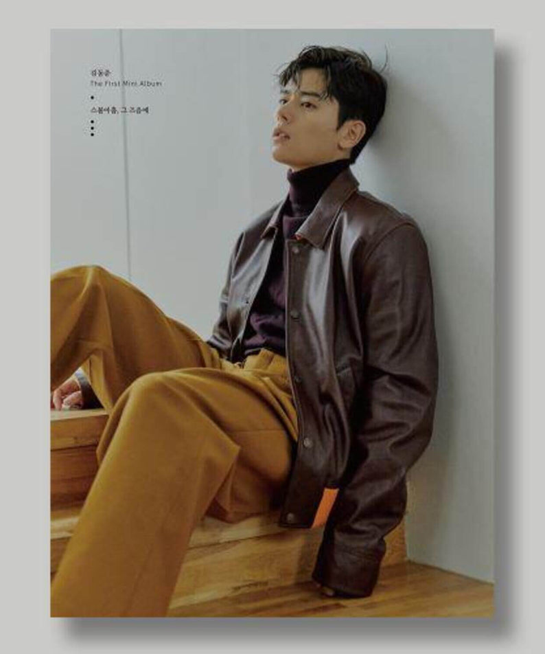 KIM DONGJUN - (1ST ) - Album Kpop, photo du chanteur en veste brune sur fond clair, style K-pop moderne.