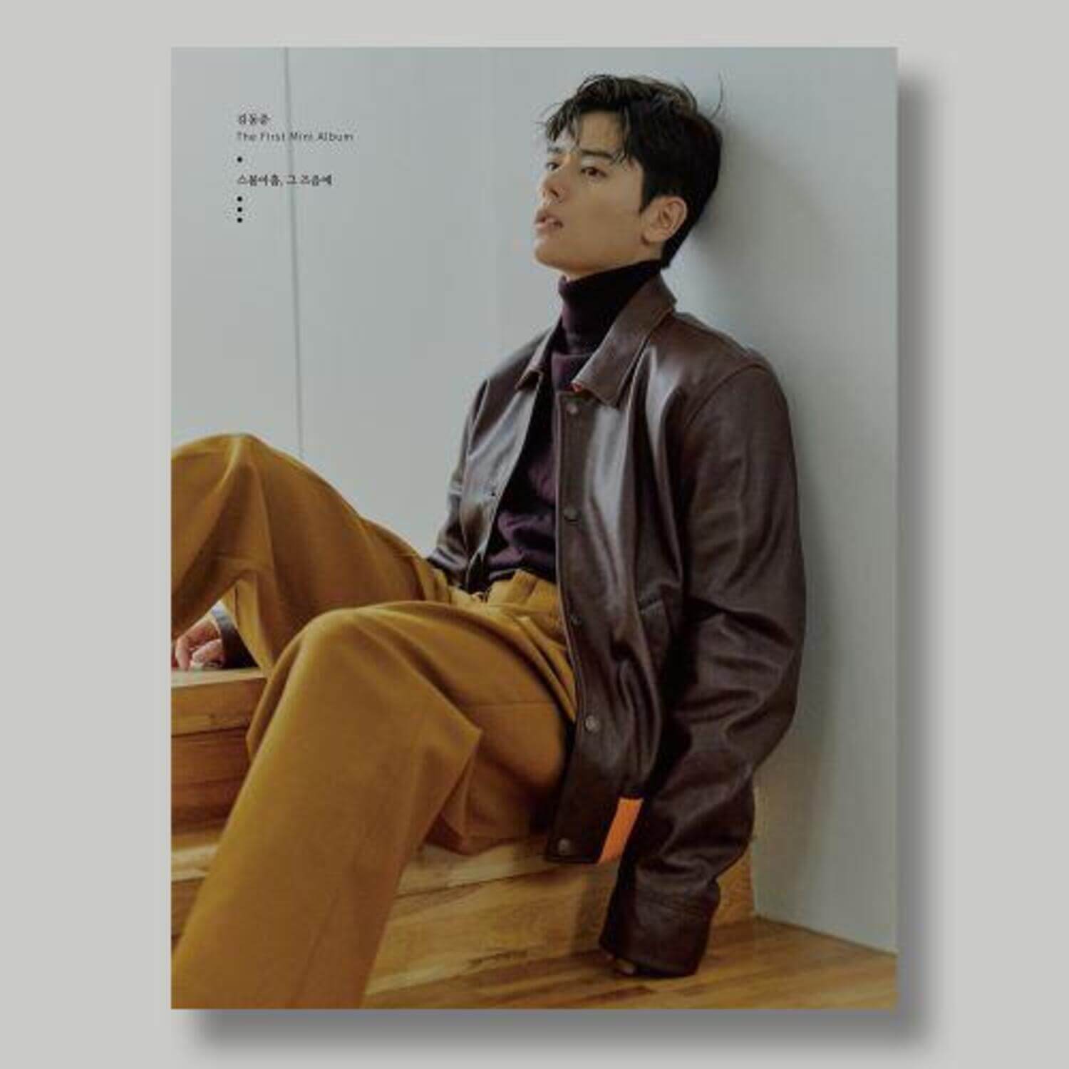 KIM DONGJUN - (1ST ) - Album Kpop, photo du chanteur en veste brune sur fond clair, style K-pop moderne.