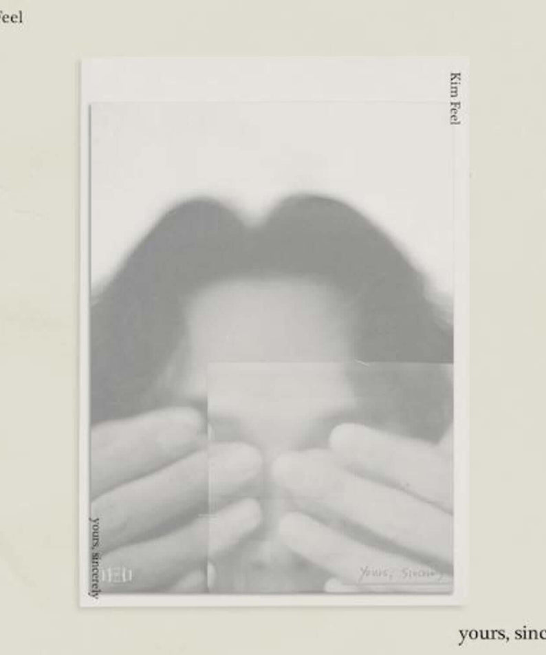 KIM FEEL - 1st Album[YOURS, SINCERELY] - Album Kpop : pochette en visuel mains, marque KIM FEEL, style minimal.