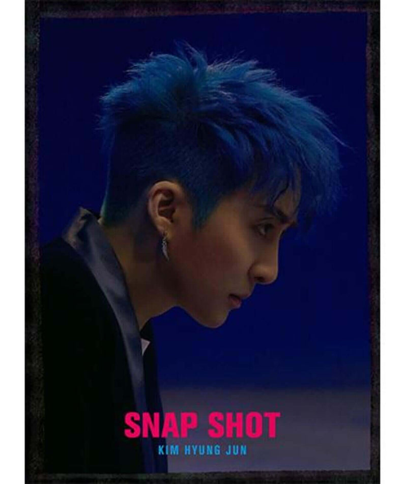 KIM HYUNG JUN - [SNAP SHOT] - Album Kpop : portrait bleu néon de Kim Hyung Jun, décor urbain, cover photo
