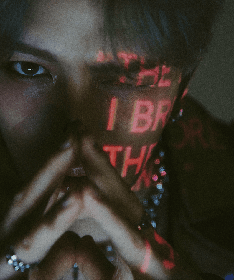 KIM JAEJOONG - [Beauty in Chaos] (Collapse ver., Fractured ver.) (Random 1 of 2) - Album Kpop, visuel sombre, néon rouge.
