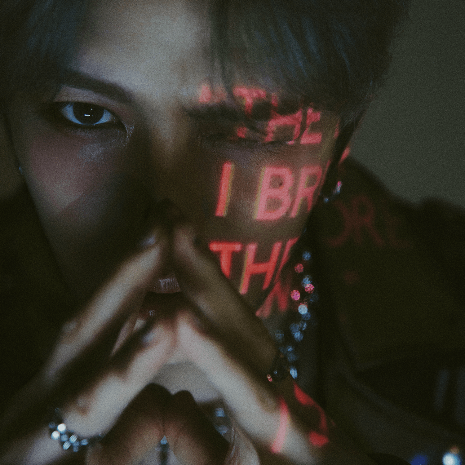 KIM JAEJOONG - [Beauty in Chaos] (Collapse ver., Fractured ver.) (Set of 2) - Album Kpop, visuel sombre avec mains et texte.