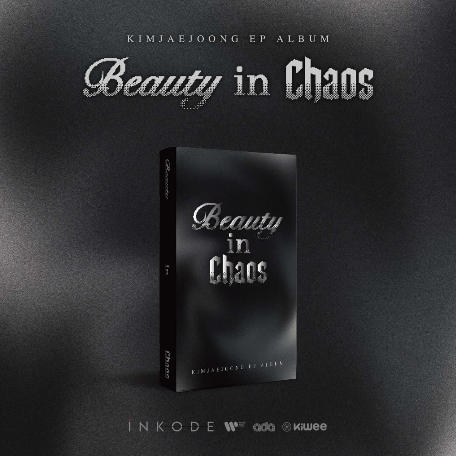 KIM JAEJOONG - [Beauty in Chaos] (kiwee Ver.) - Album Kpop, jaquette noire sur fond sombre, marque Kiwee.