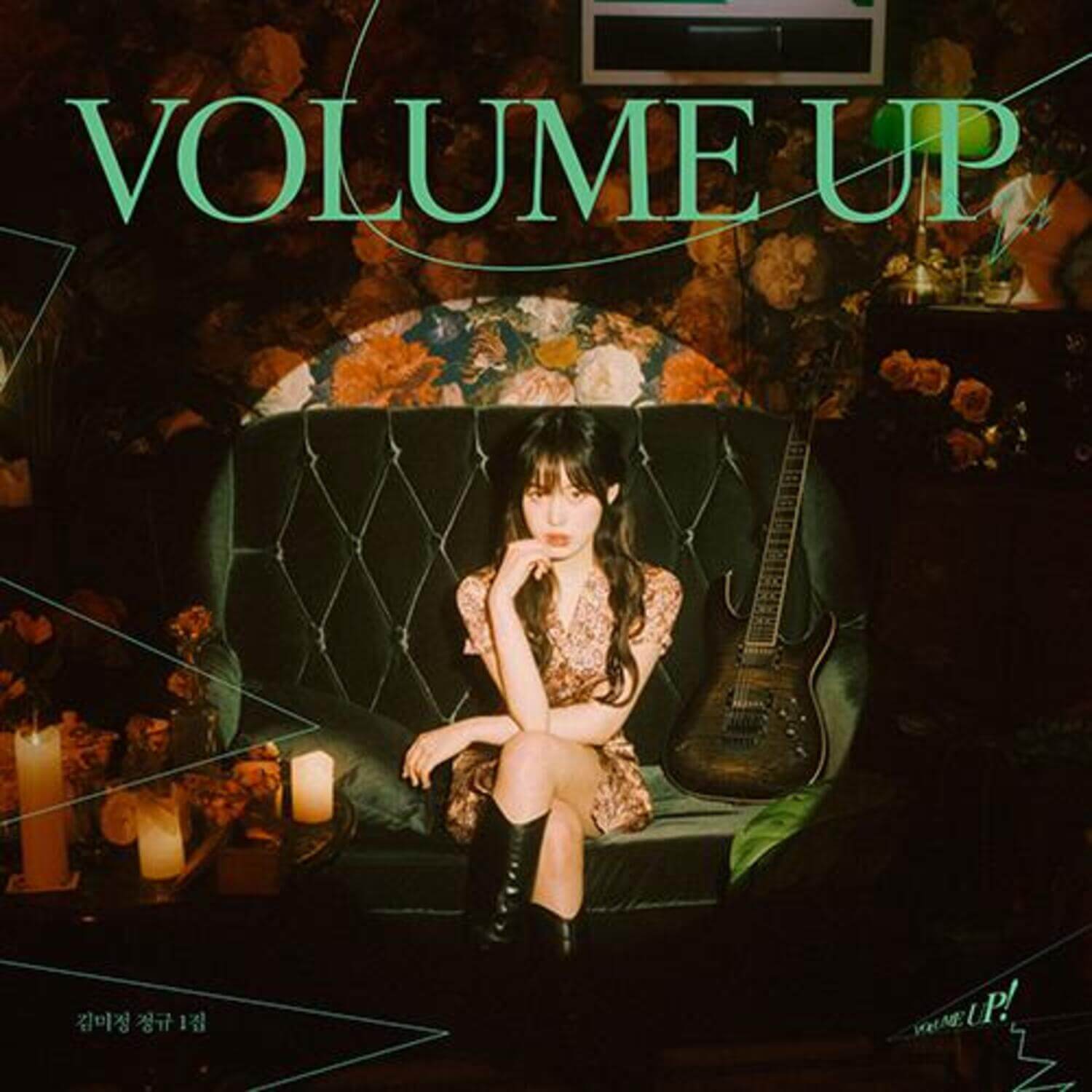 KIM MI JEONG - [VOLUME UP!] - Album Kpop : Kim Mi Jeong en tenue chic sur scène, guitare et fleurs en arrière-plan.