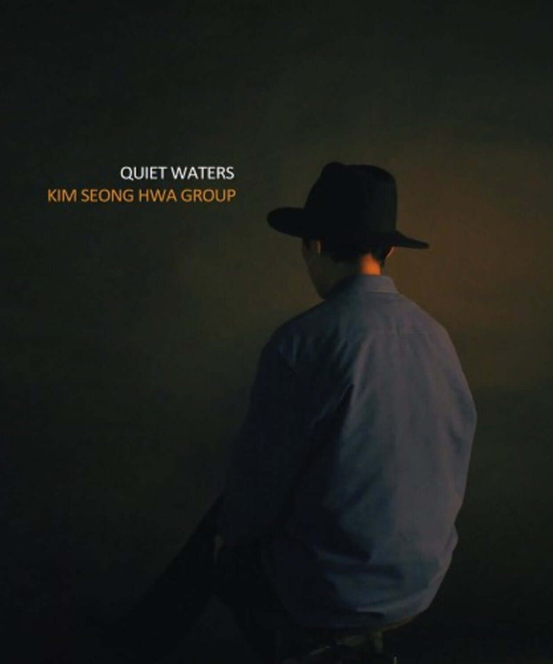 KIM SUNGHWA GROUP - 1st Album [QUIET WATERS] - Album Kpop : visuel homme au chapeau, ambiance brumeuse, cover officielle