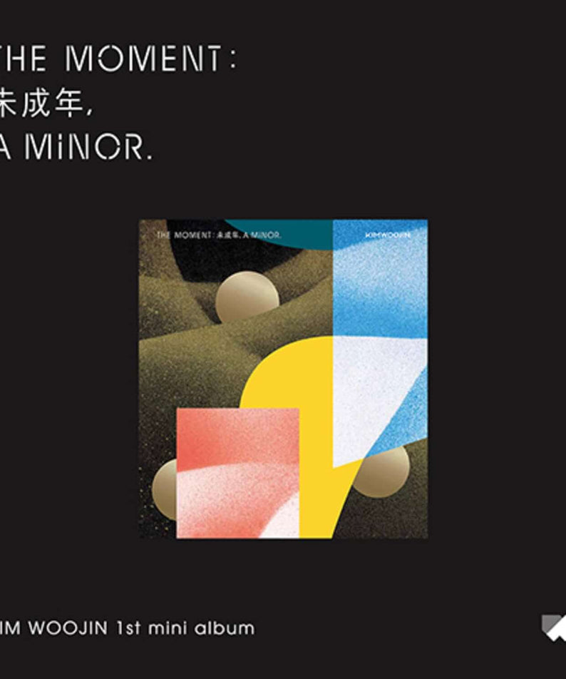 KIM WOOJIN - [The moment : 未成年, a minor.] (Version B) - Album Kpop : pochette visuelle colorée sur fond sombre.