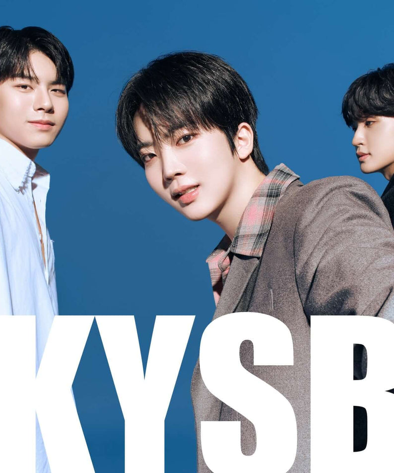 KIM YOUNGSEOK BAND - [ (Stay with me)] - Album Kpop, visuel KYSB avec 3 membres sur fond bleu