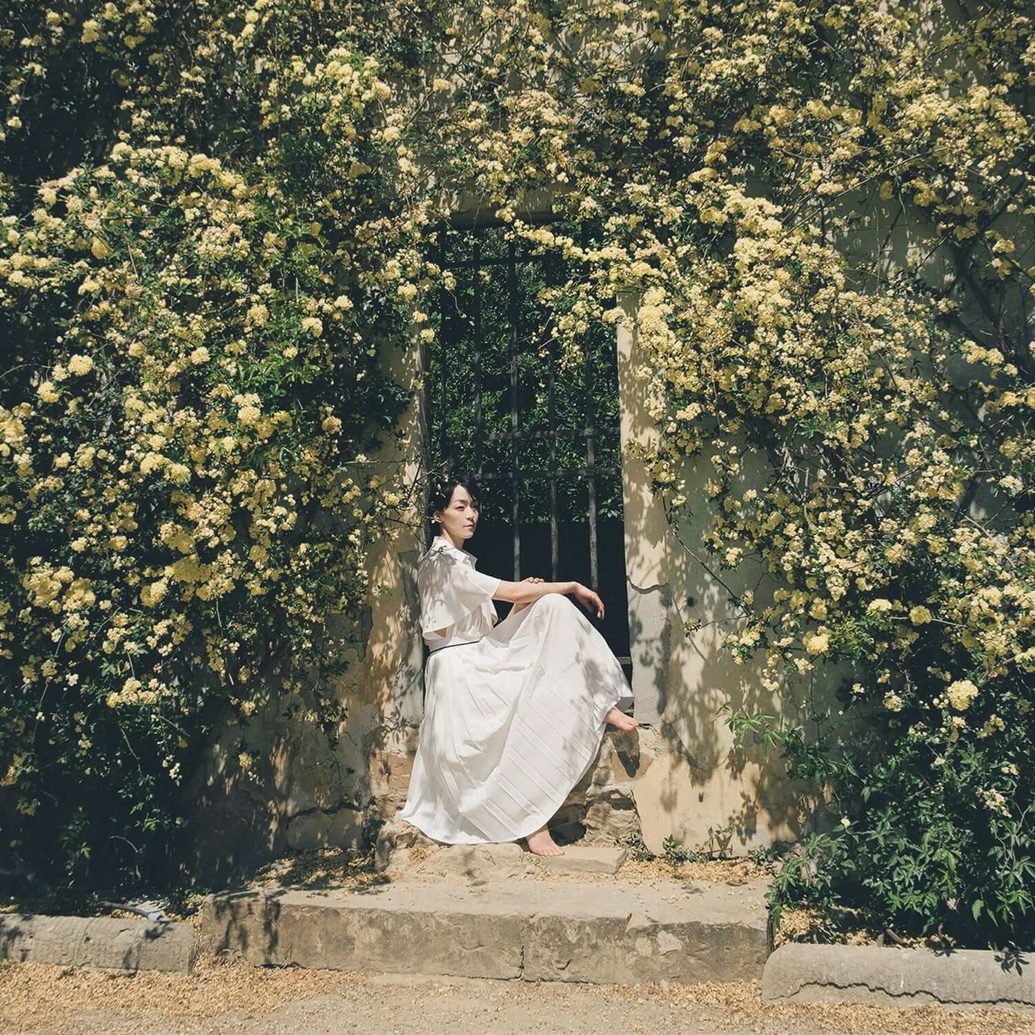 KIM YUNA - 5th Album - Album Kpop : pochette avec Kim Yuna devant des fleurs, ambiance jardin printanier, marque KIM YUNA.