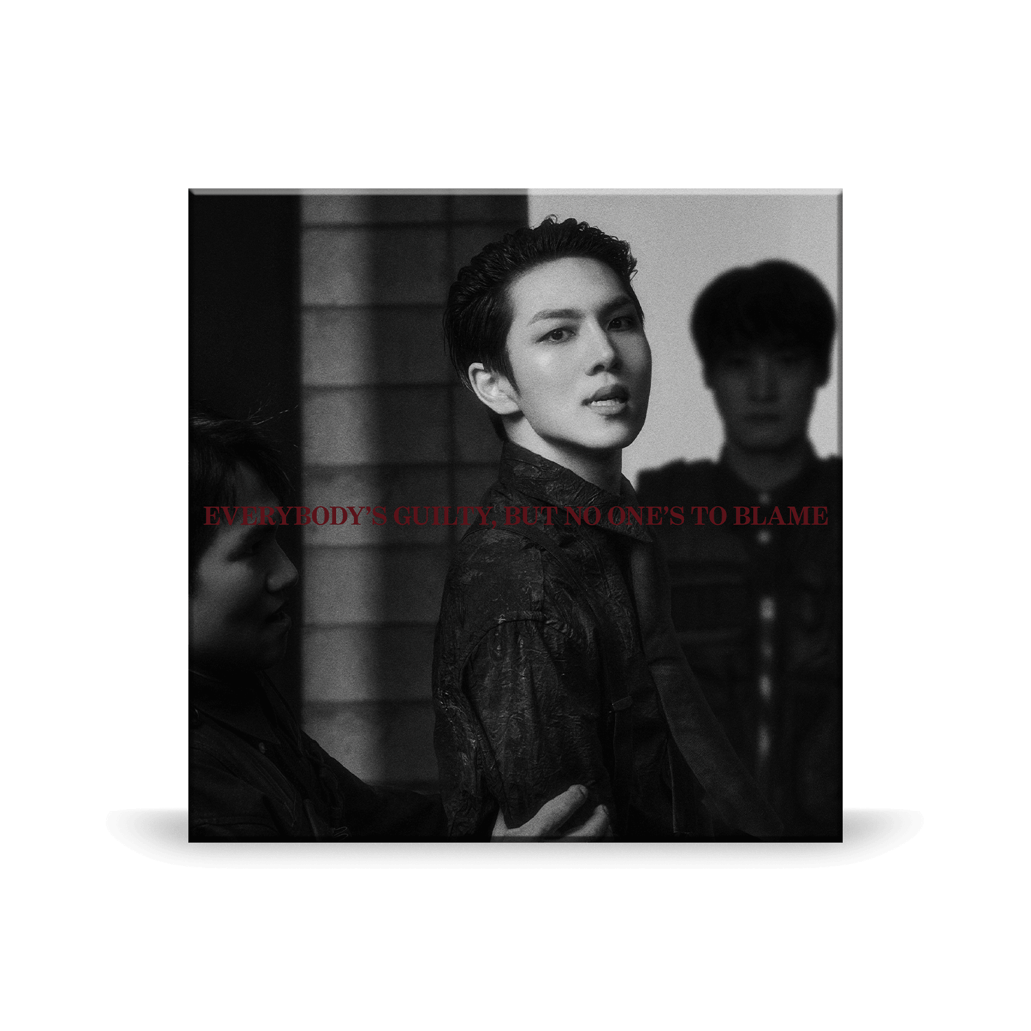 KINO - [EVERYBODY'S GUILTY, BUT NO ONE'S TO BLAME] - Album Kpop : portrait en noir et blanc, contexte sombre.