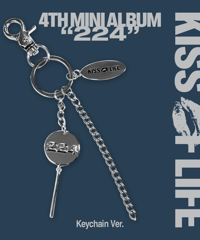 KISS OF LIFE - 4th Mini Album [224] (Keychain Ver.) - Album Kpop, porte-clés argenté sur fond bleu avec “4TH MINI ALBUM ‘224’”