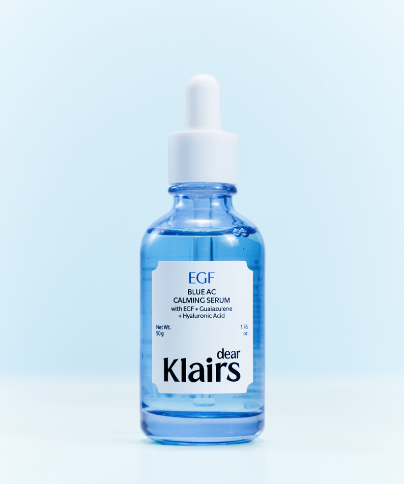 KLAIRS EGF Blue AC Soothing Serum 50g, flacon bleu de la marque KLAIRS sur fond clair, sérum apaisant
