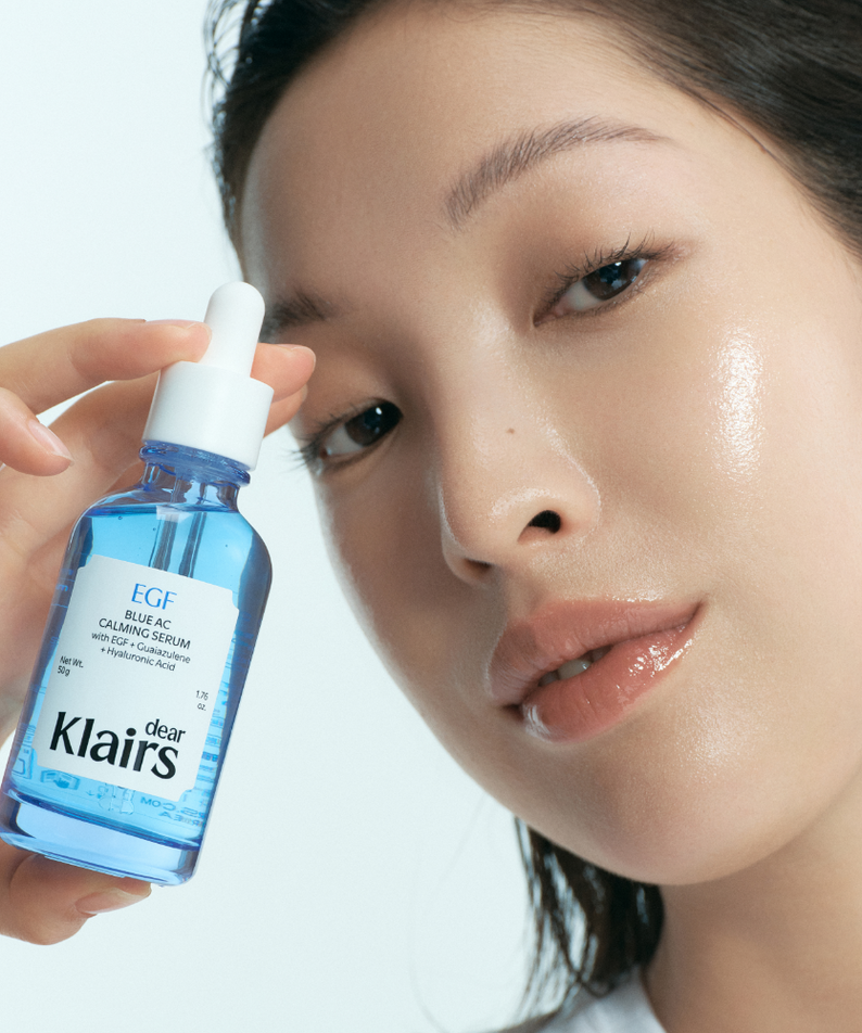 KLAIRS EGF Blue AC Soothing Serum 50g, photo produit avec flacon bleu KLAIRS et visage féminin apaisé, fond clair.