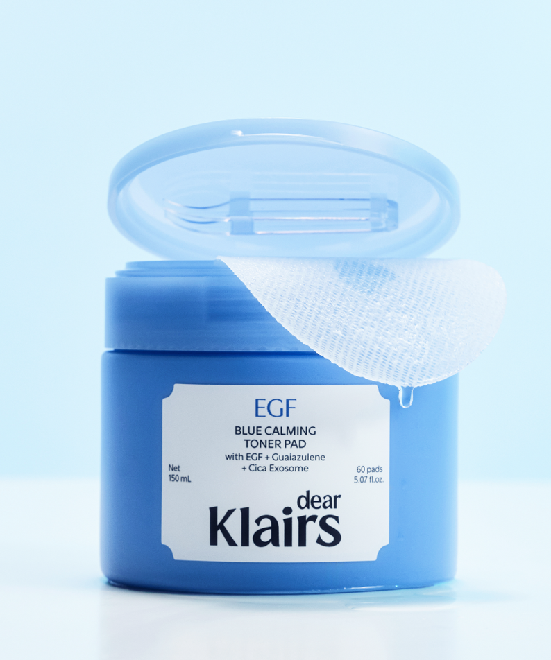 KLAIRS EGF Blue Calming Toner Pads 60 Pads, marque Klairs, photo sur fond bleu, lingettes tonifiantes EGF.