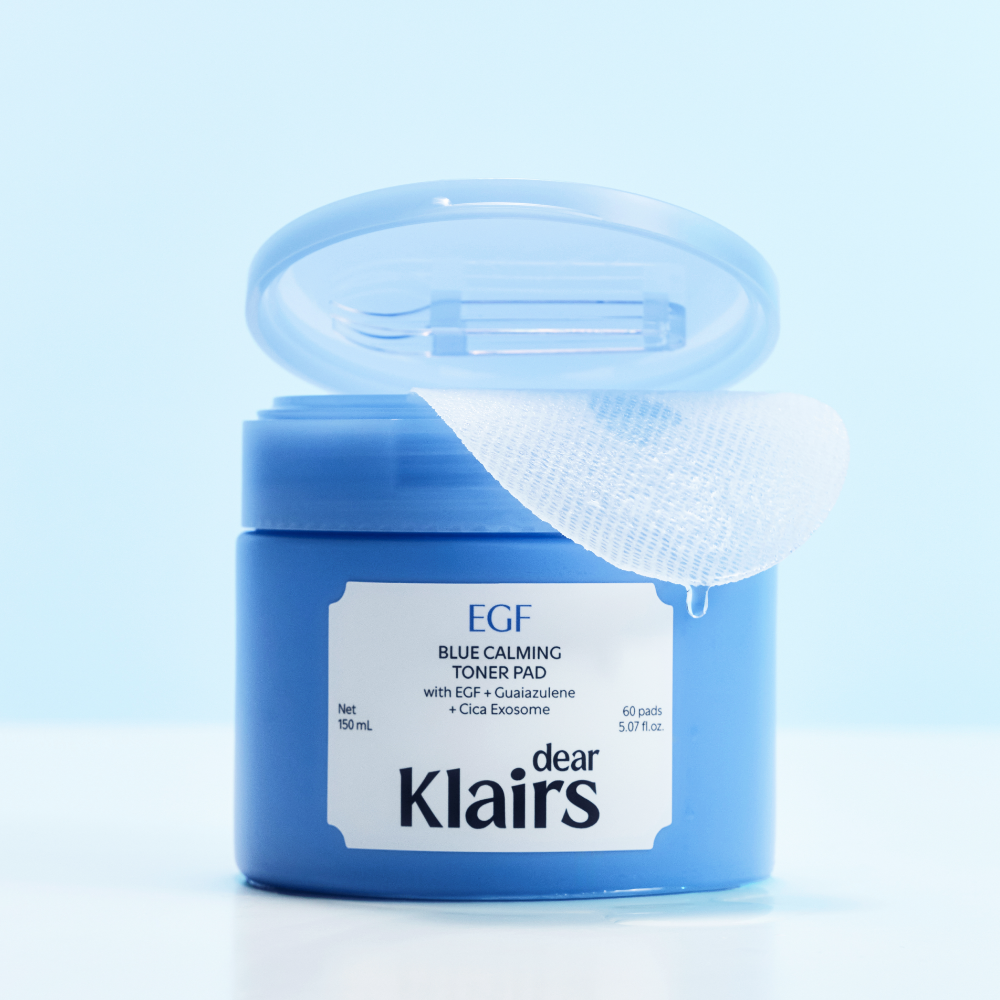 KLAIRS EGF Blue Calming Toner Pads 60 Pads, marque Klairs, photo sur fond bleu, lingettes tonifiantes EGF.