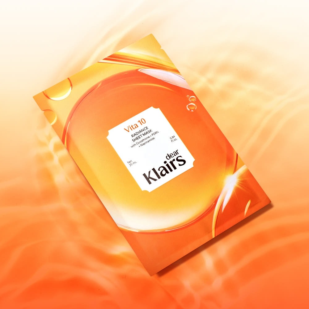 KLAIRS  Vitamin Vitality Sheet Mask 25ml 1sheet, masque en tissu jaune/or de la marque KLAIRS sur fond lumineux.