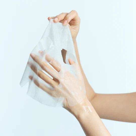 KLAIRS  Vitamin Vitality Sheet Mask 25ml 1sheet, main tenant le masque visage en tissu sur fond clair