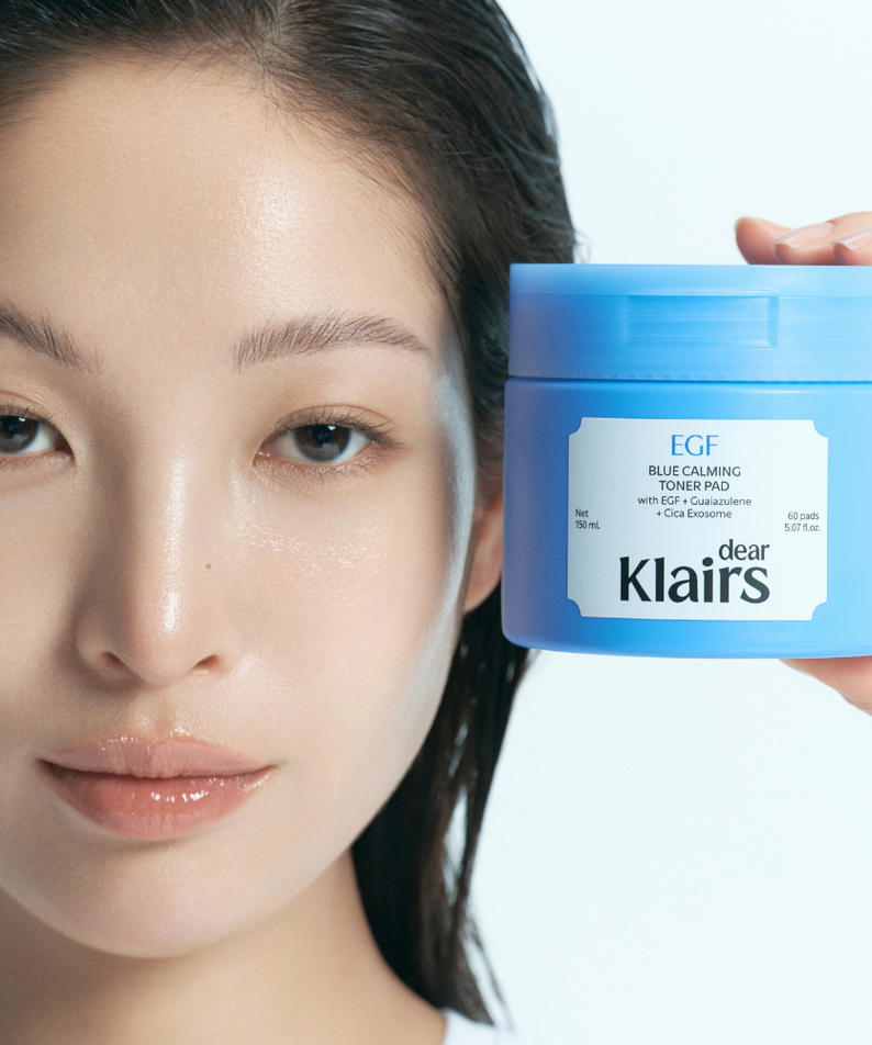 Femme tenant KLAIRS EGF Blue Calming Toner Pads 60 Pads, soin apaisant pour la peau, hydratant et rafraîchissant, pack de 60 unités.