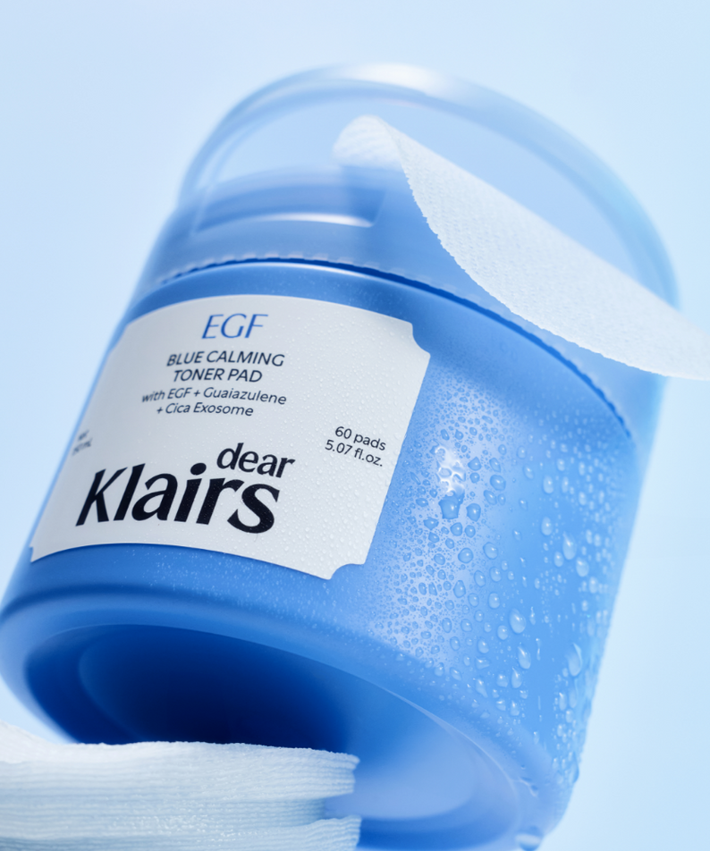 KLAIRS EGF Blue Calming Toner Pads 60 Pads dans un pot bleu avec texture apaisante visible.