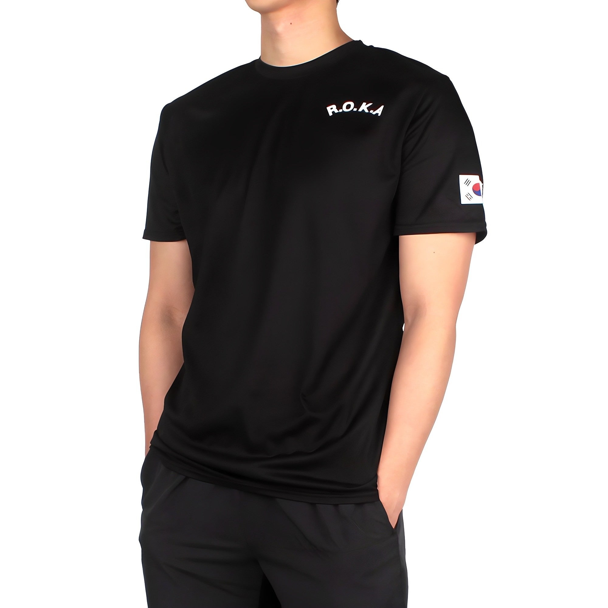 KOREA ARMY T-Shirt noir, homme en tenue casual, logo militaire coréen sur la poitrine, coton respirant, fond blanc