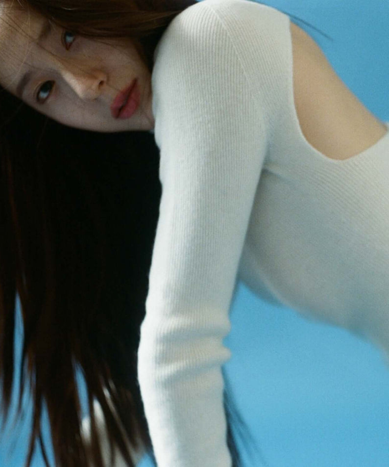 KRYSTAL - [Solitary] - Album Kpop, couverture visuelle : portrait de jeune femme en pull blanc sur fond bleu ciel