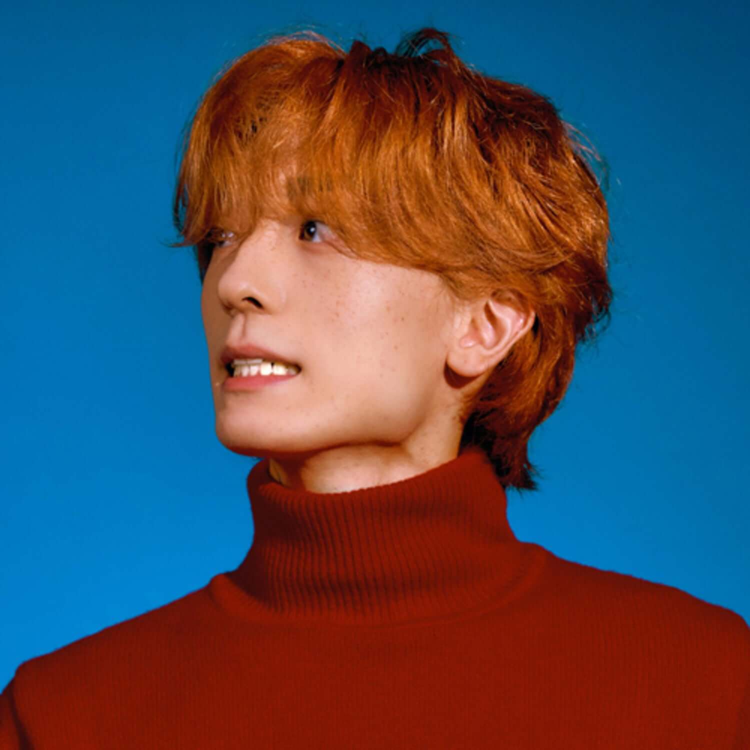 KVSH - [Open Ending] - Album Kpop : portrait du chanteur en pull bordeaux sur fond bleu, ambiance pop coréenne