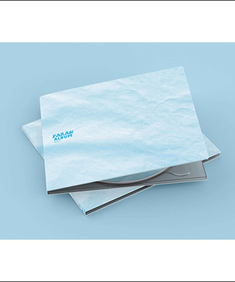 KYUNG JEHWAN - Part. 1 - Album Kpop, pack d’albums à plat sur fond bleu clair, ambiance collection Kpop